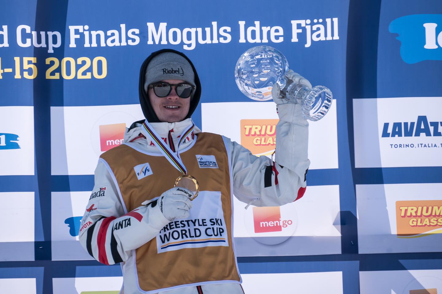 Mikael Kingsbury holds up his Crystal Globe.