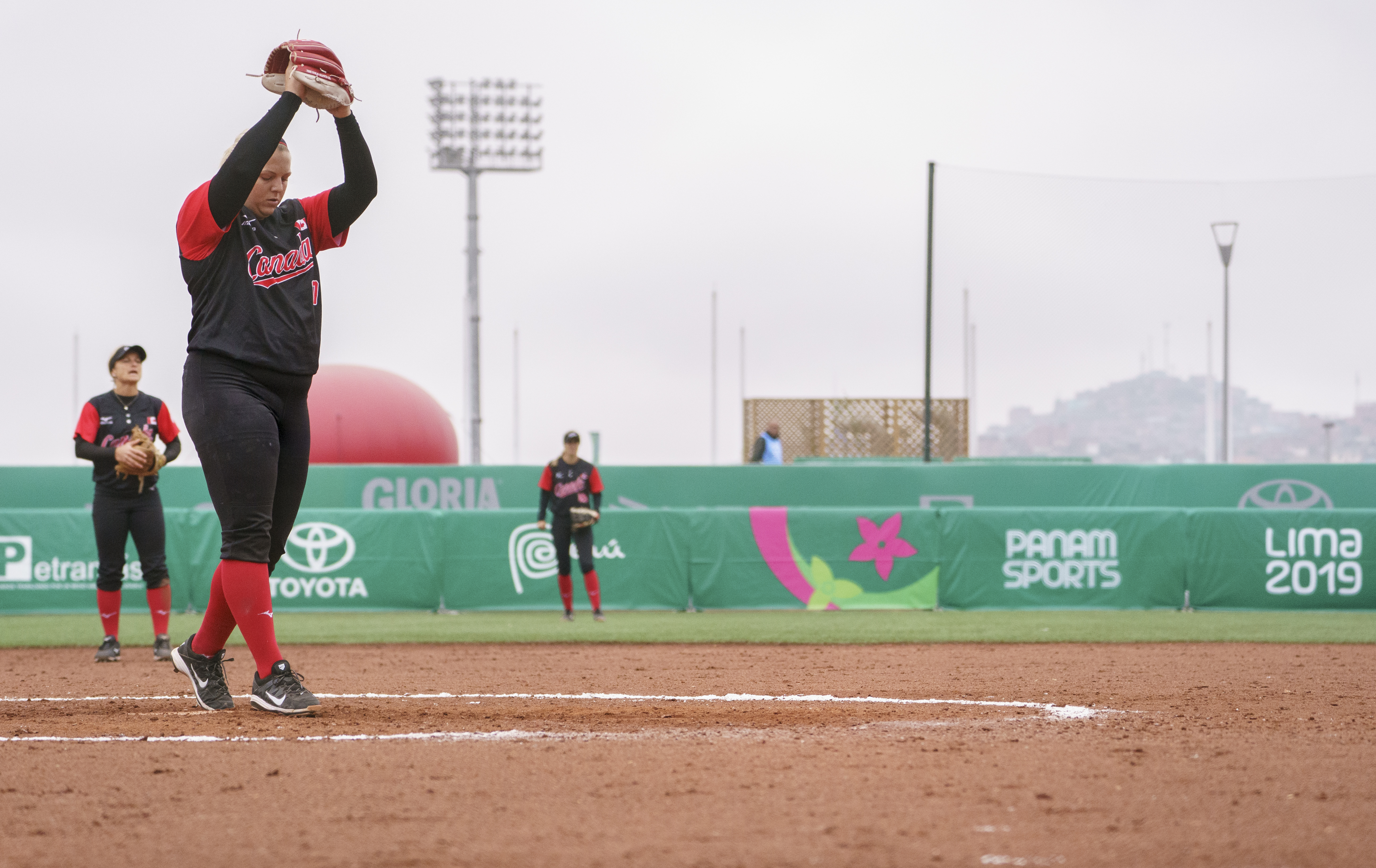 Wide shot of Sara Groenewegen on the mound