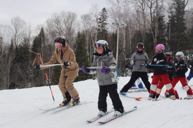 Dufour Lapointes ski with children Young skiers going down a hill
