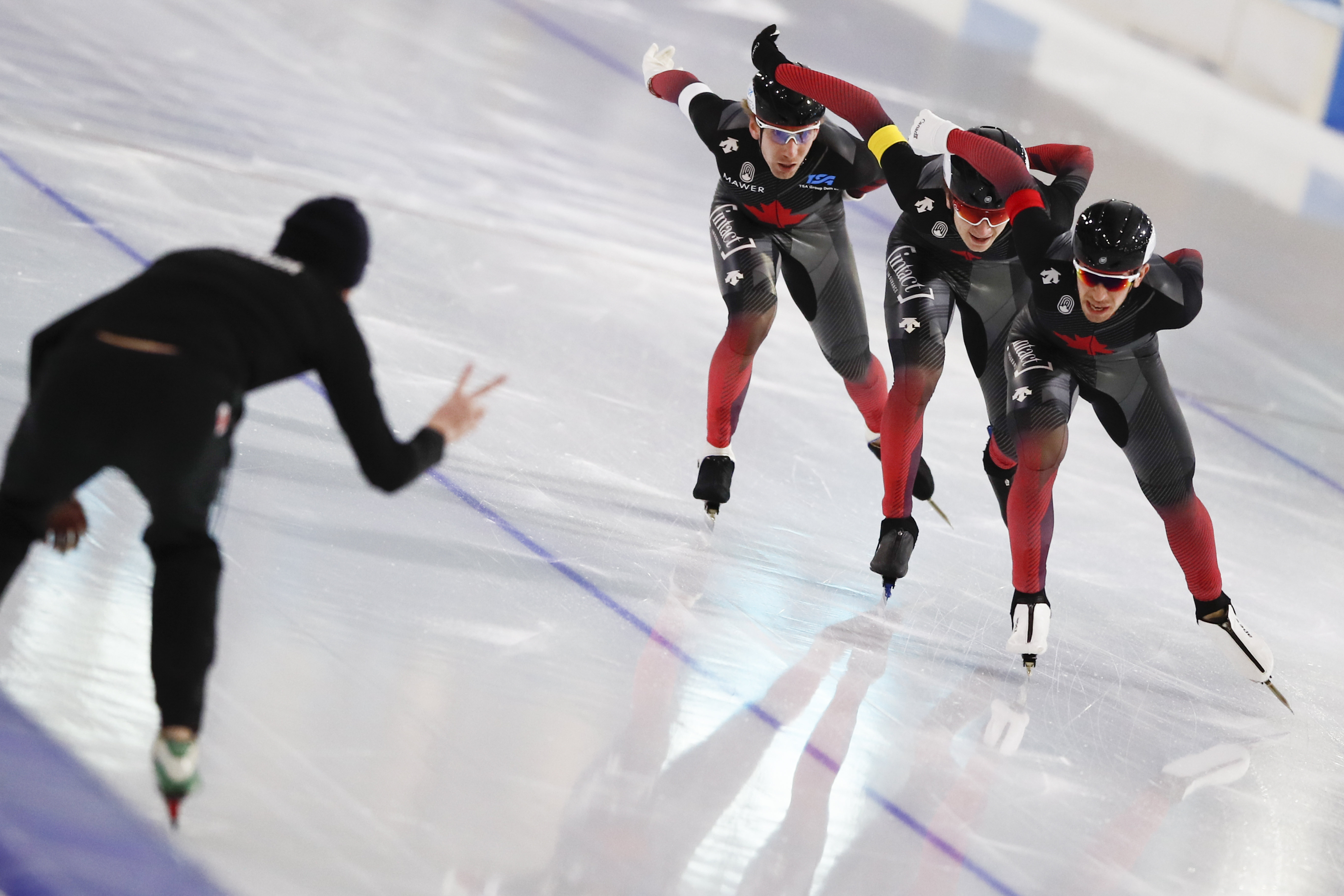 Gold and bronze in the team pursuit at the Heerenveen Speed Skating World Cup Team Canada