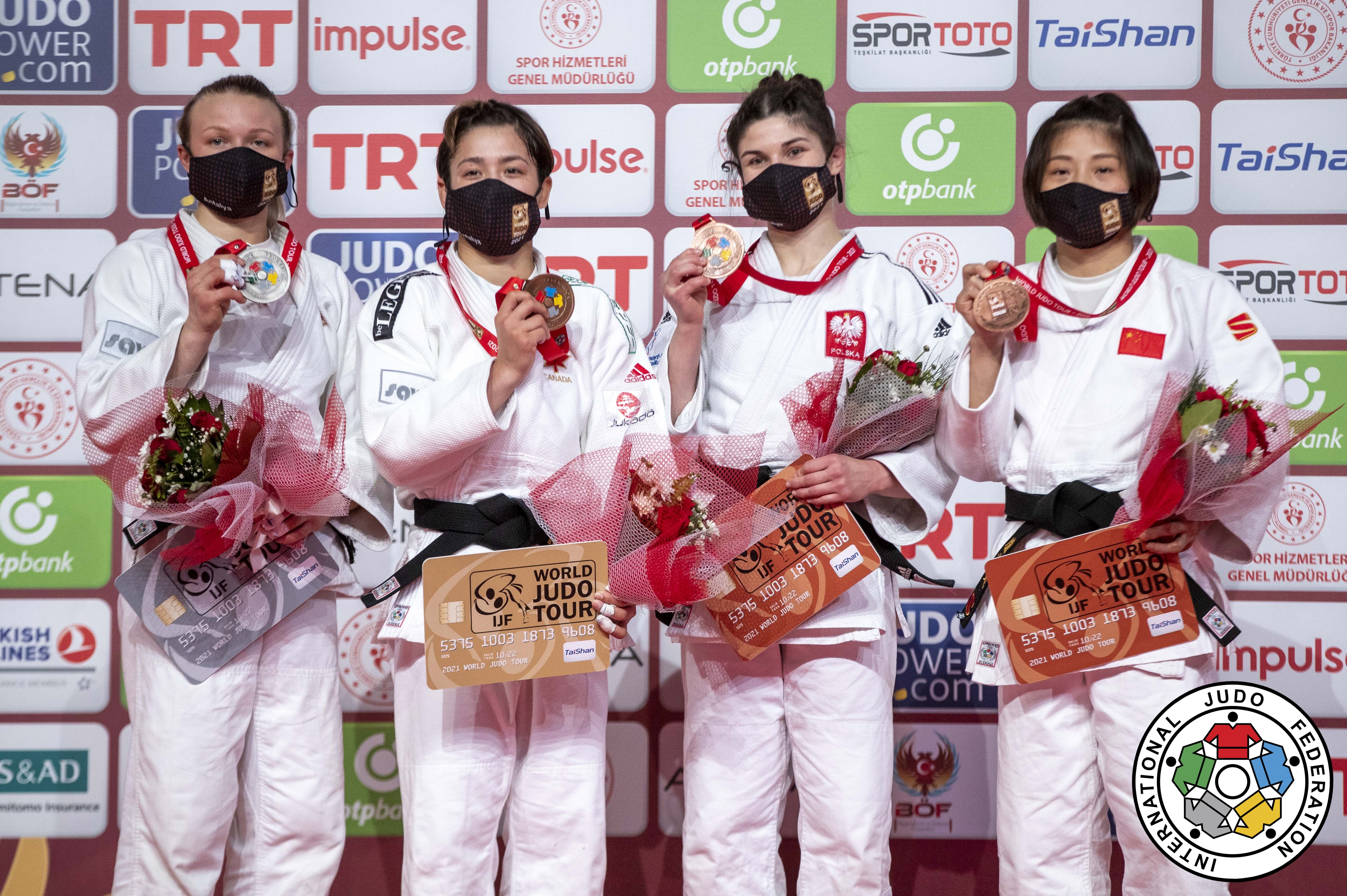 Quatre judokas sur un podium