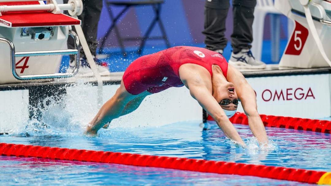 Kylie Masse dives backwards to start her backstroke race