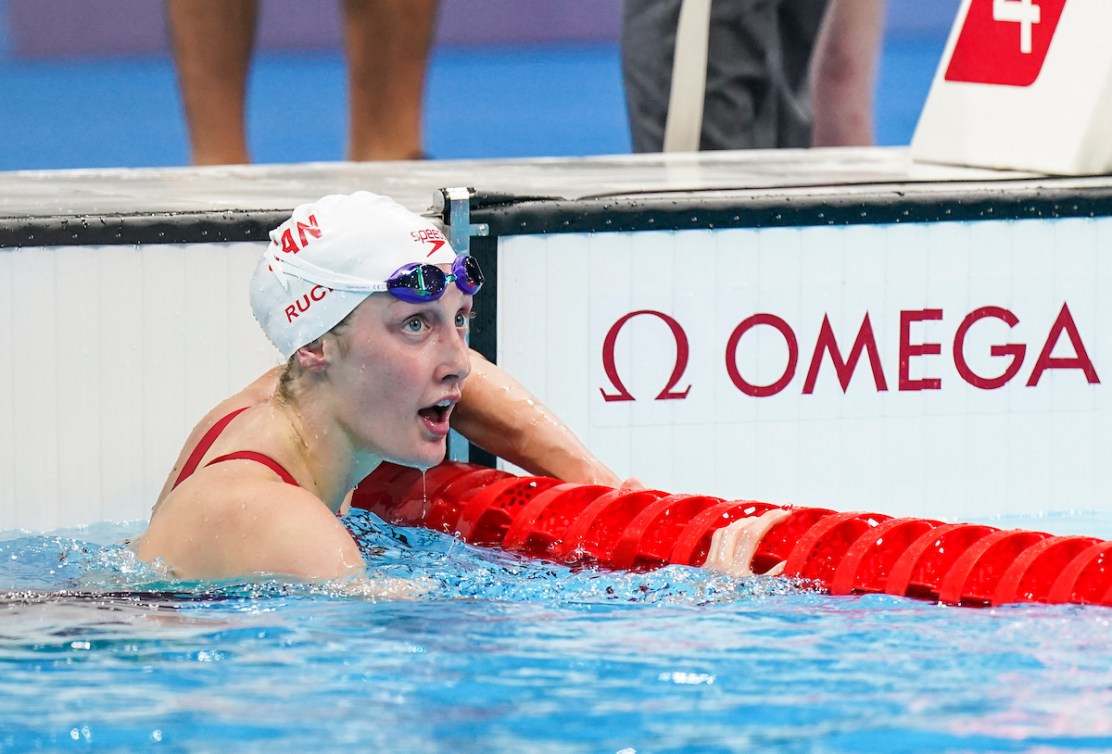 Taylor Ruck in the pool, looking at the score board