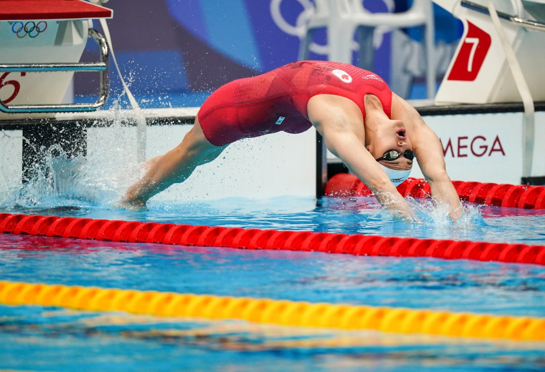 Kylie Masse dives into water for the start of her race 