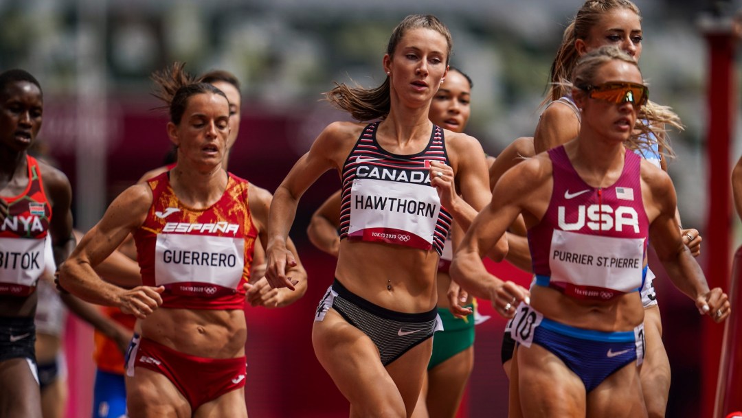 Natalia Hawthorn running in a pack of women
