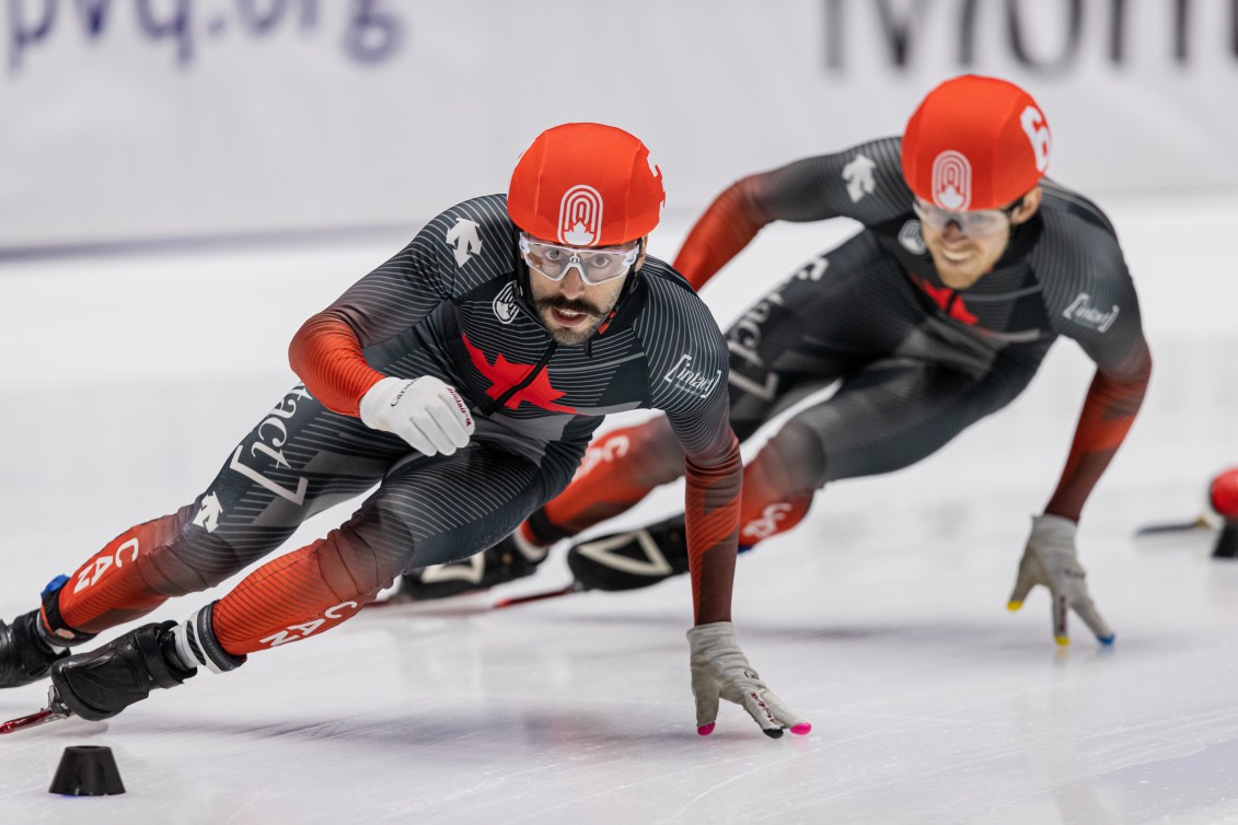 Steven Dubois devance un autre canadien lors d'une compétition de patinage de vitesse courte piste