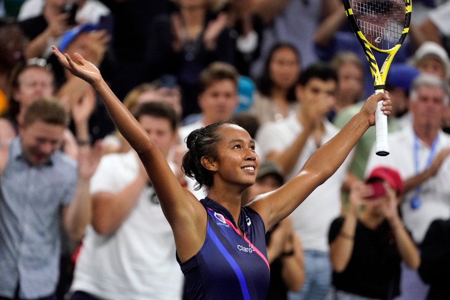 Leylah Fernandez raises her hands in the air in celebration.