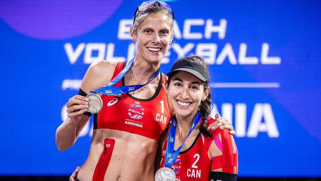 Sarah Pavan (left) and Melissa Humana-Paredes hold up their silver medals.