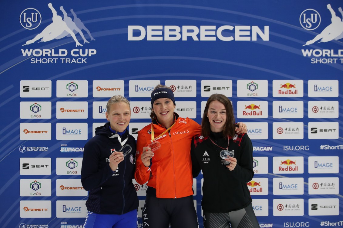 DEBRECEN, HUNGARY - NOVEMBER 20: (L-R) Arianna Fontana of Italy, Suzanne Schulting of Netherlands and Kim Boutin of Canada pose on podium after medal ceremony of Women`s 500m final race  during the ISU World Cup Short Track at Fönix hall on November 20, 2021 in Debrecen, Hungary. (Photo by Christian Kaspar-Bartke - International Skating Union/International Skating Union via Getty Images)