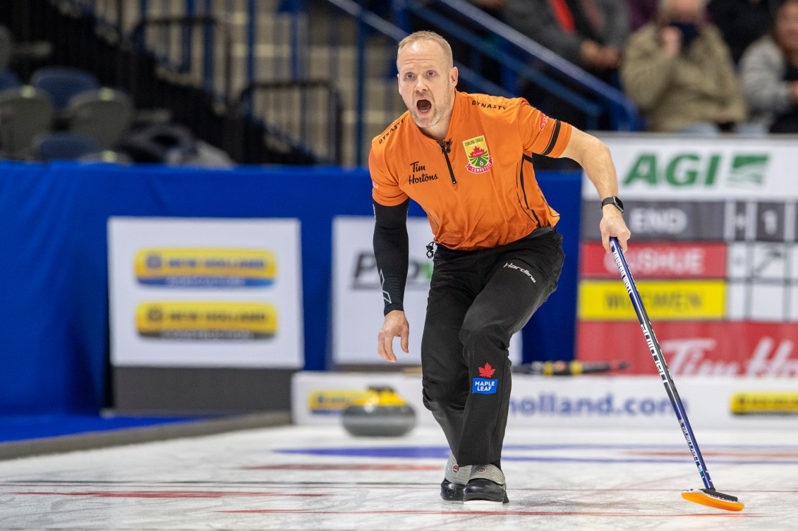 Le troisième d'Équipe Gushue, Mark Nichols, appelle ses brosseurs pendant le match 18 contre équipe McEwen lors des essais olympiques canadiens de 2021 en curling à Saskatoon, le vendredi 26 novembre 2021.