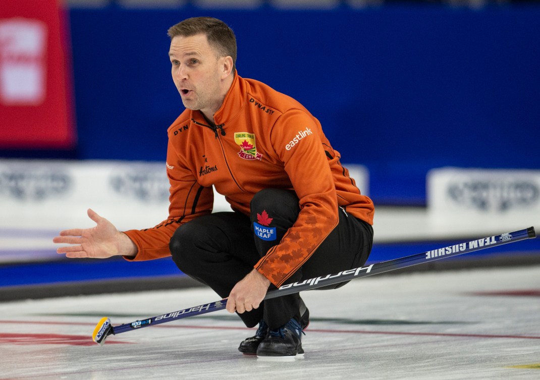 Le Capitaine d'Équipe Gushue, Brad Gushue, regarde le trajectoire d'une de ses pierres lors de la finale masculine des essais olympiques canadiens de 2021 en curling contre Équipe Jacobs à Saskatoon, Sask., le dimanche 28 novembre 2021.