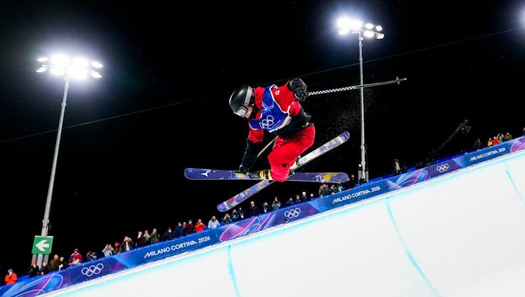 Brendan Mackay competes en freestyle skiing.