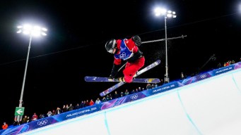 Brendan Mackay competes en freestyle skiing.