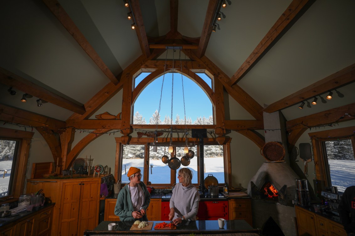 Georgia Simmerling, quadruple olympienne, cuisine avec sa mère chez elle à Bragg Creek, en Alberta, le 27 décembre 2021. Leah Hennel / COC