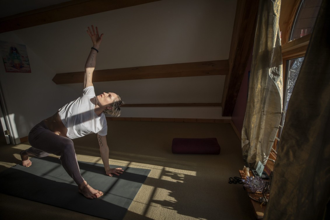 Georgia Simmerling fait du yoga devant une fenêtre