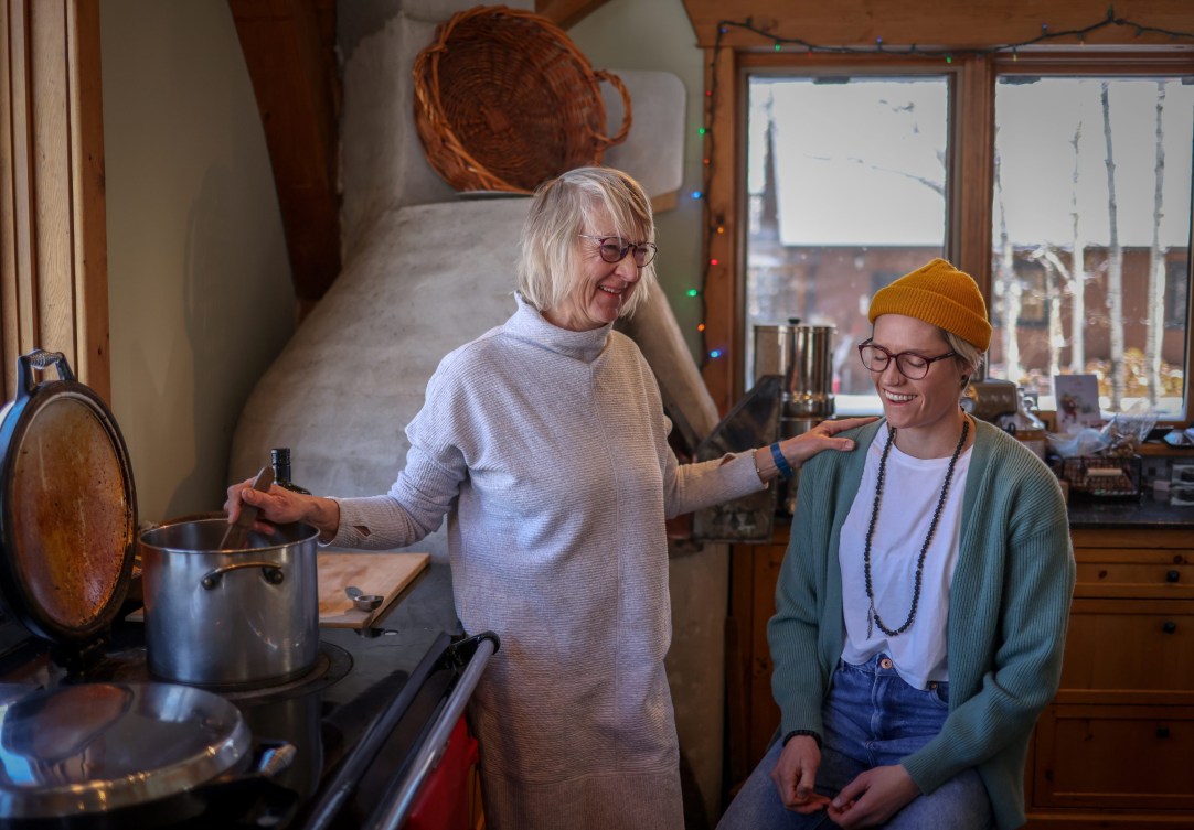 Georgia Simmerling et sa mère cuisinent dans la cuisine