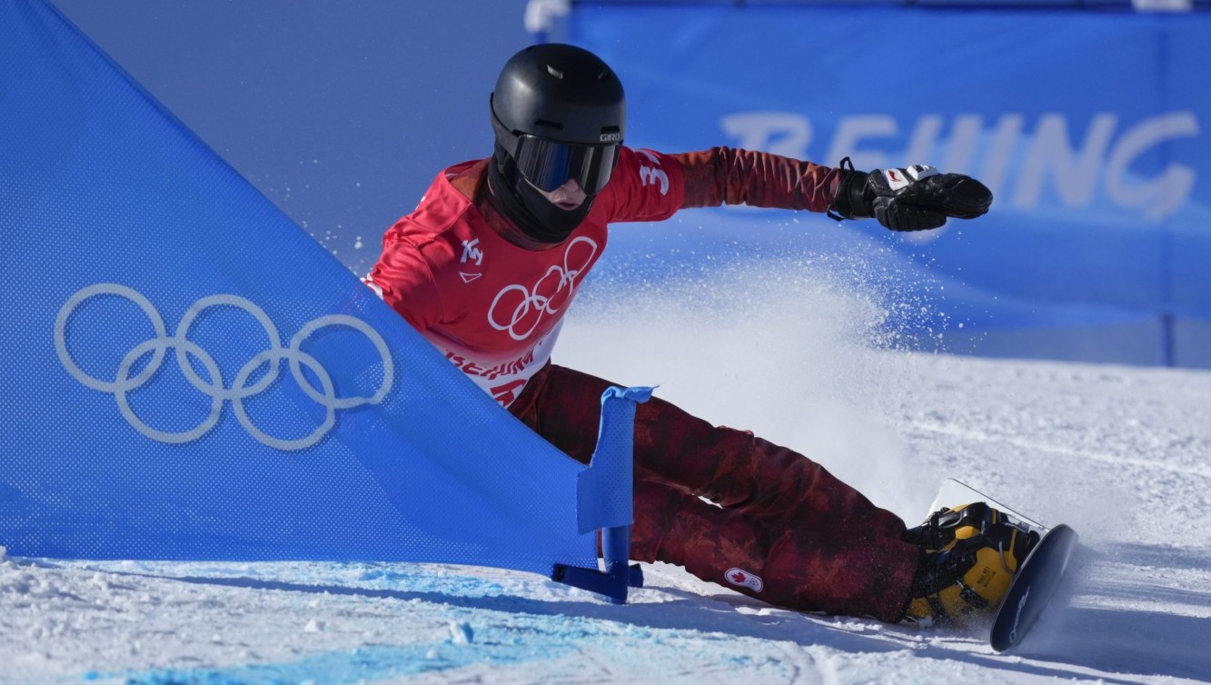 Jules Lefebvre carves an edge around a gate in a PGS race