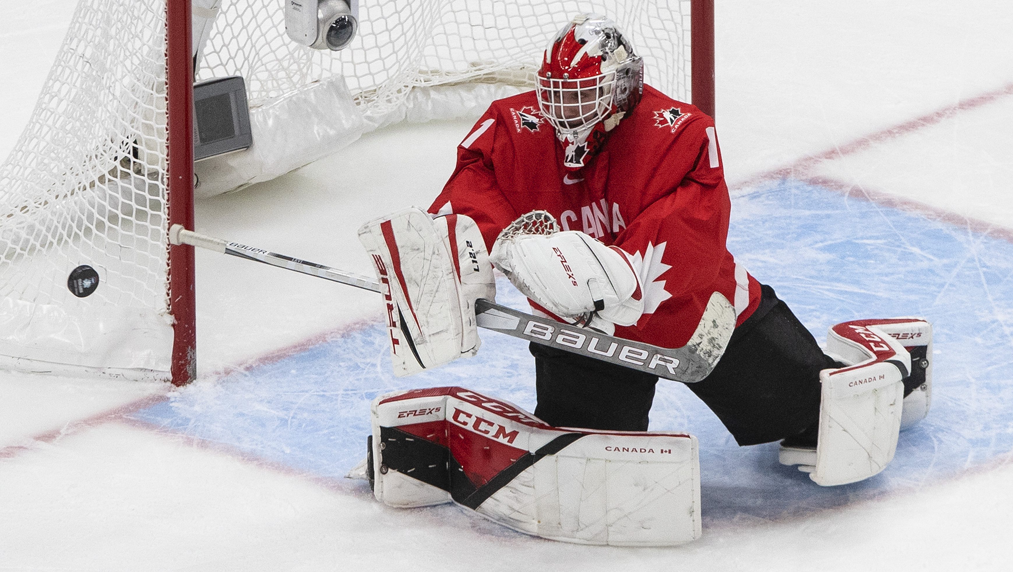 Eishockey-WM: Darum kniet Kanada-Goalie Devon Levi beim TV-Break