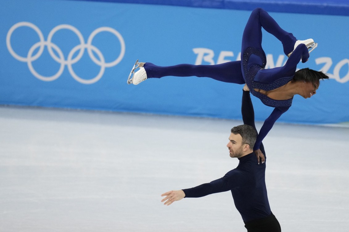 Eric Radford lifts Vanessa James