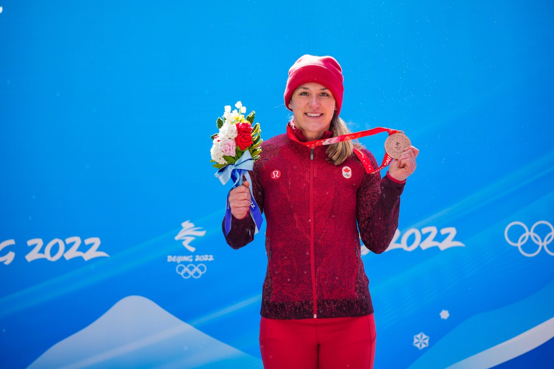 Christine de Bruin wears her bronze medal om the podium