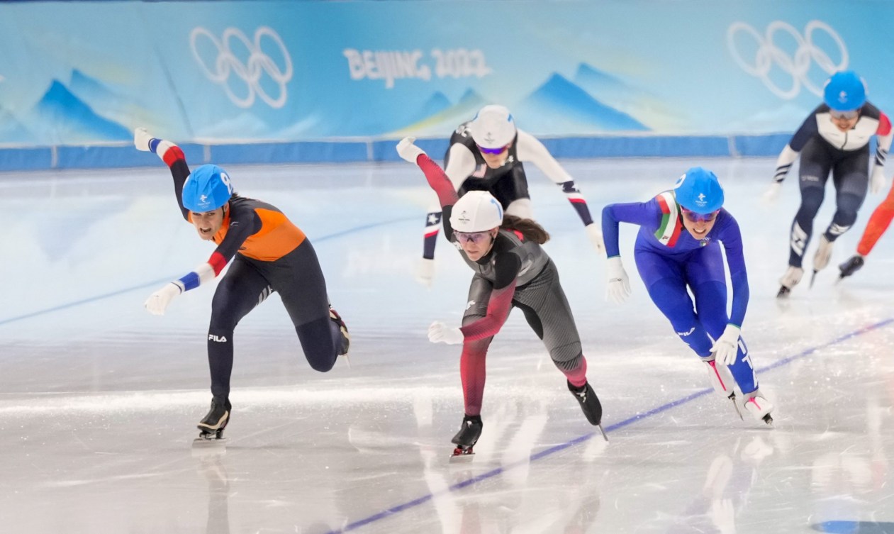 Ivanie Blondin races Irene Schouten to the finish line in the mass start