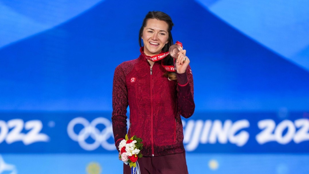 Isabelle Weidemann holds her medal on the podium