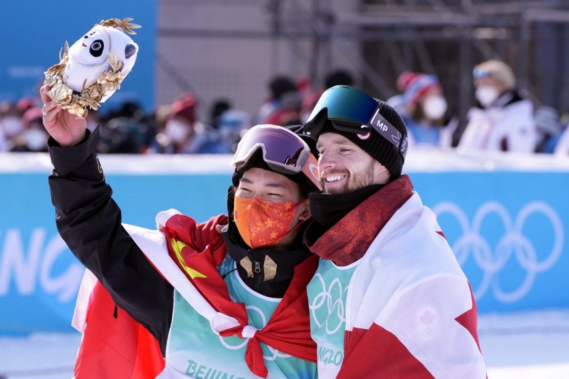 Max Parrot poses with gold medallist Su Yiming