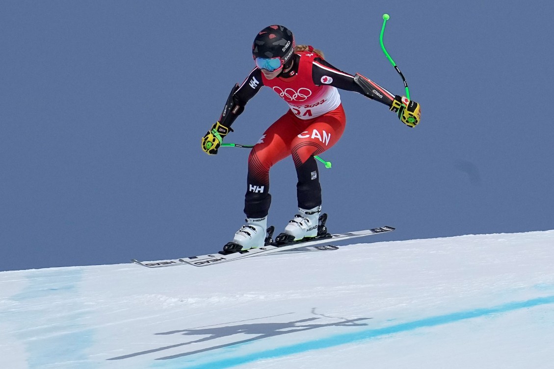 Roni Remme skis in an alpine race