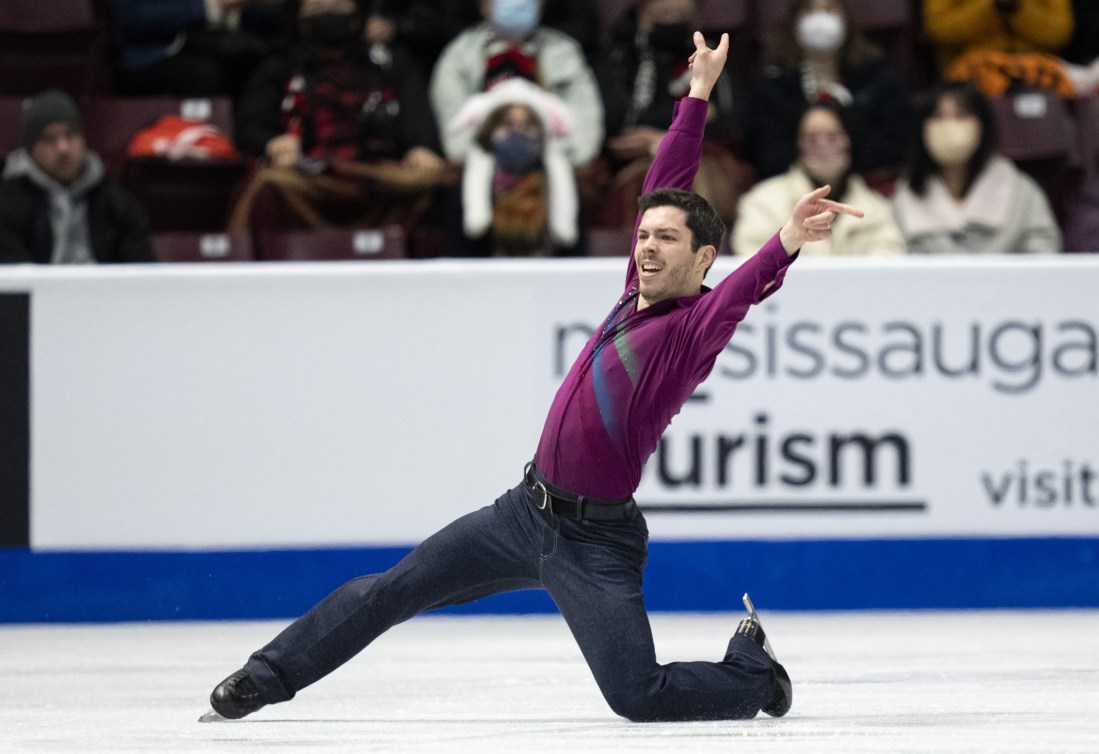 Keegan Messing performs a split on the ice 