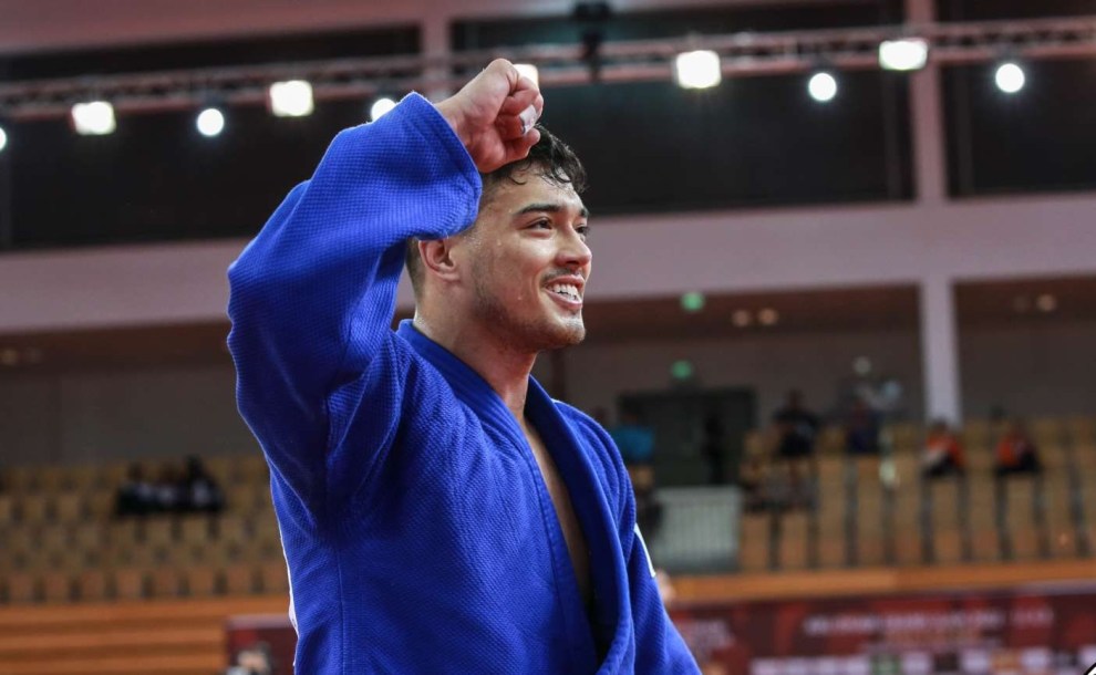 Kyle Reves celebrates after winning gold in the -100kg category at the Abu Dhabi Grand Slam on October 23, 2022.