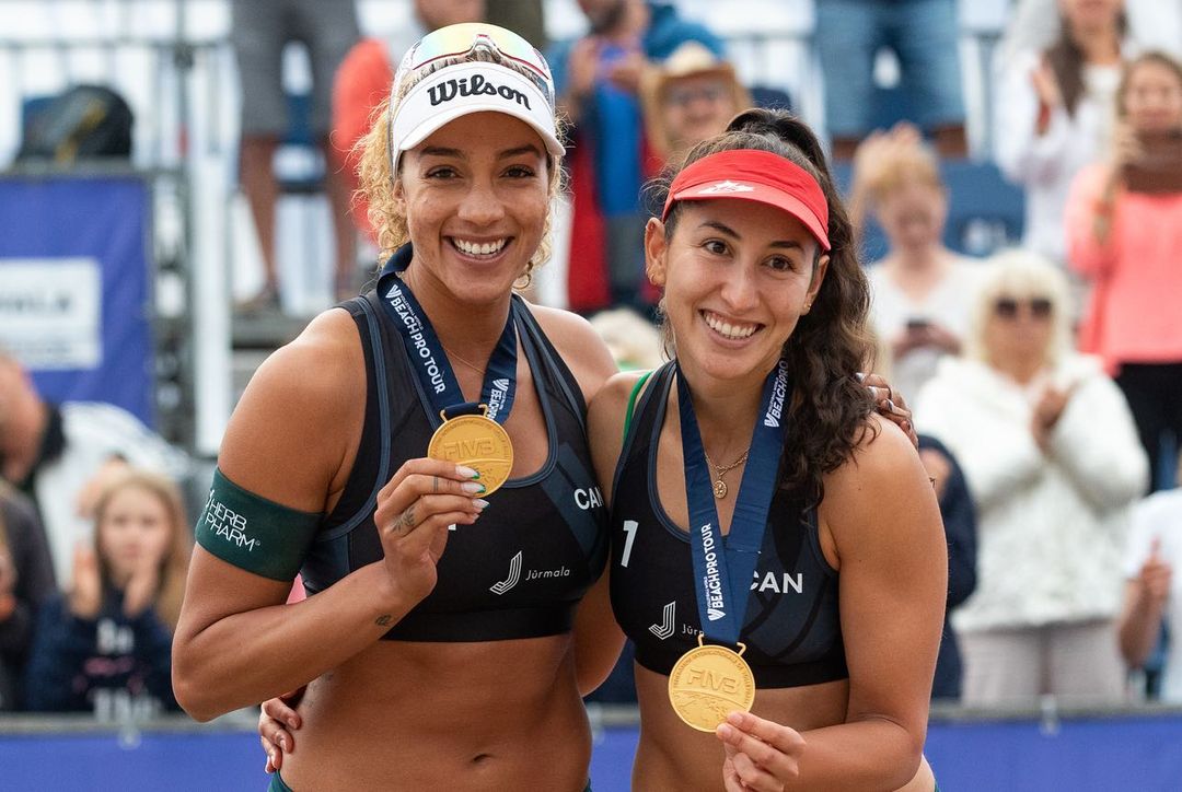 Attēlā Brendi Vilkersone, pa kreisi, un Melisa Humana-Paredesa, pa labi, smaida ar zelta medaļām Beach Pro Tour Challenge sacensībās Jūrmalā svētdien, 2023. gada 18. jūnijā.