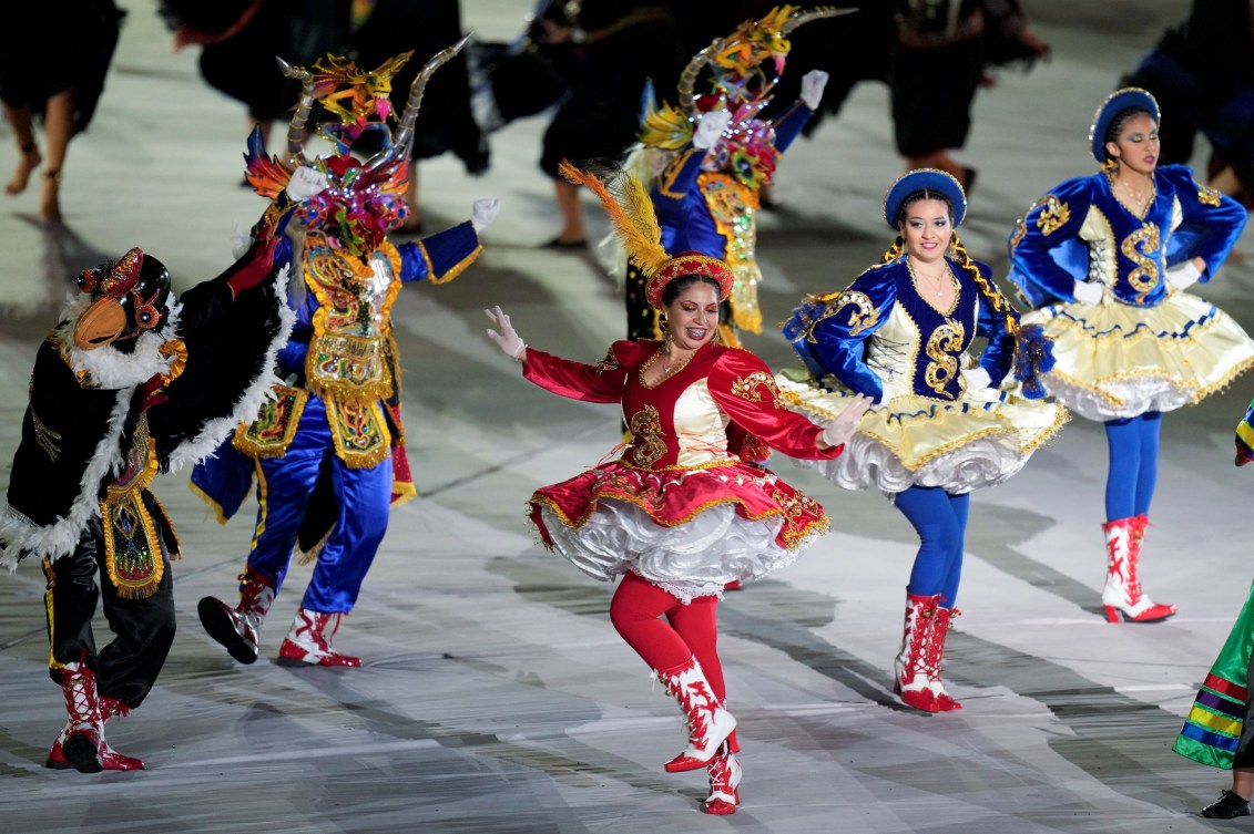 Bailarines chilenos actúan en la ceremonia de inauguración.