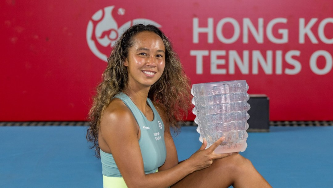 Leylah Fernandez with her singles trophy at the Hong Kong Open.