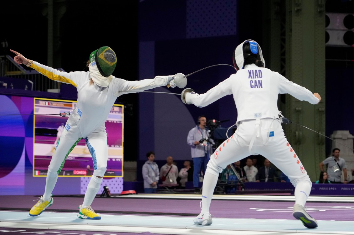 Two fencers lunge at each other 