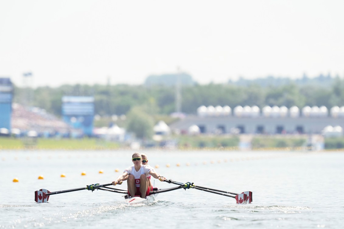 Jill Moffatt and Jenny Casson row their boat 
