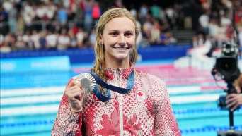 Summer McIntosh holds her silver medal.