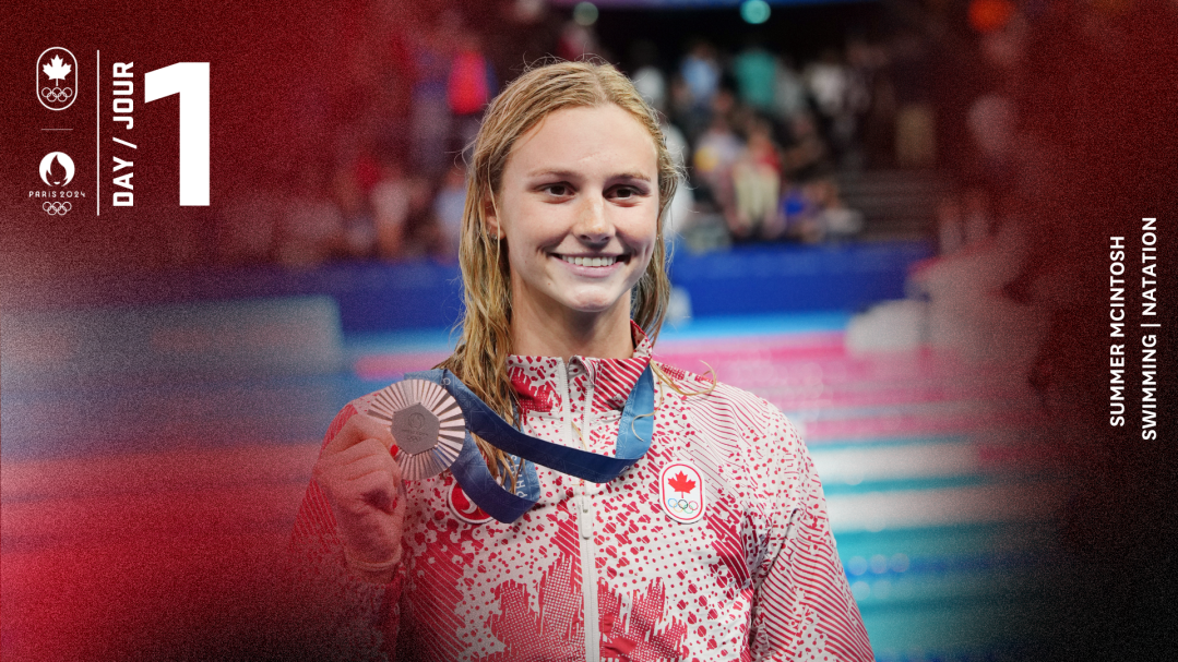 Summer McIntosh holds her silver medal.