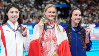 Summer McIntosh poses with her gold medal