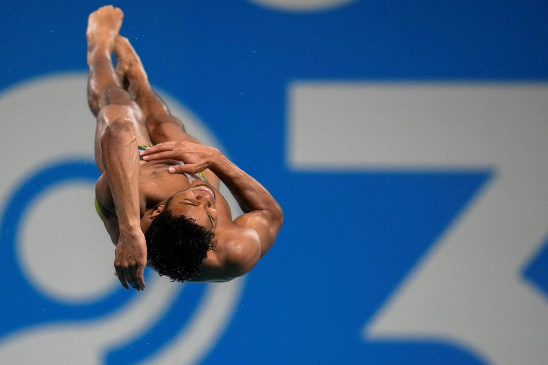 Yohan Eskrick-Parkinson twists mid-dive
