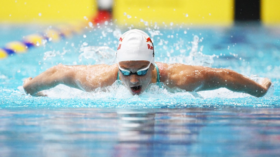Summer McIntosh swims butterfly stroke