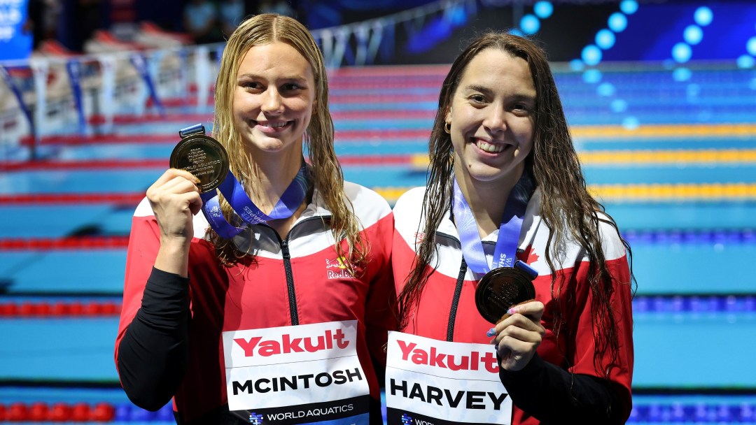 Summer McIntosh and Mary-Sophie Harvey smile with their medals