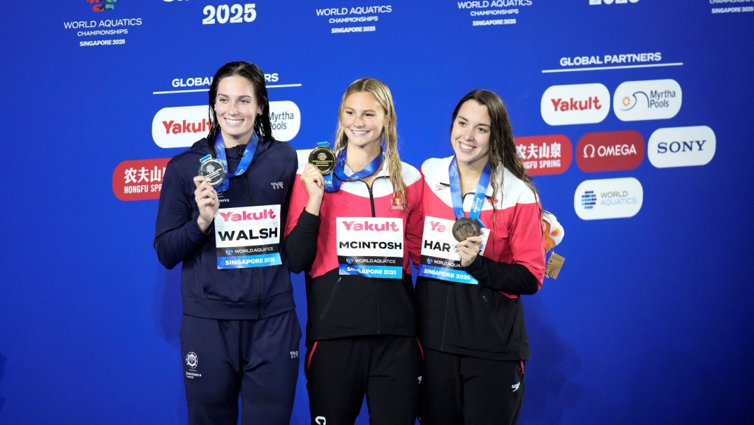 Summer McIntosh and Mary-Sophie Harvey smile together with their competitor Alex Walsh