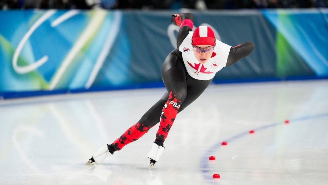 Béatrice Lamarche competes in long track seed skating.