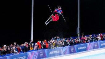 Andrew Longino competes en freestyle skiing.