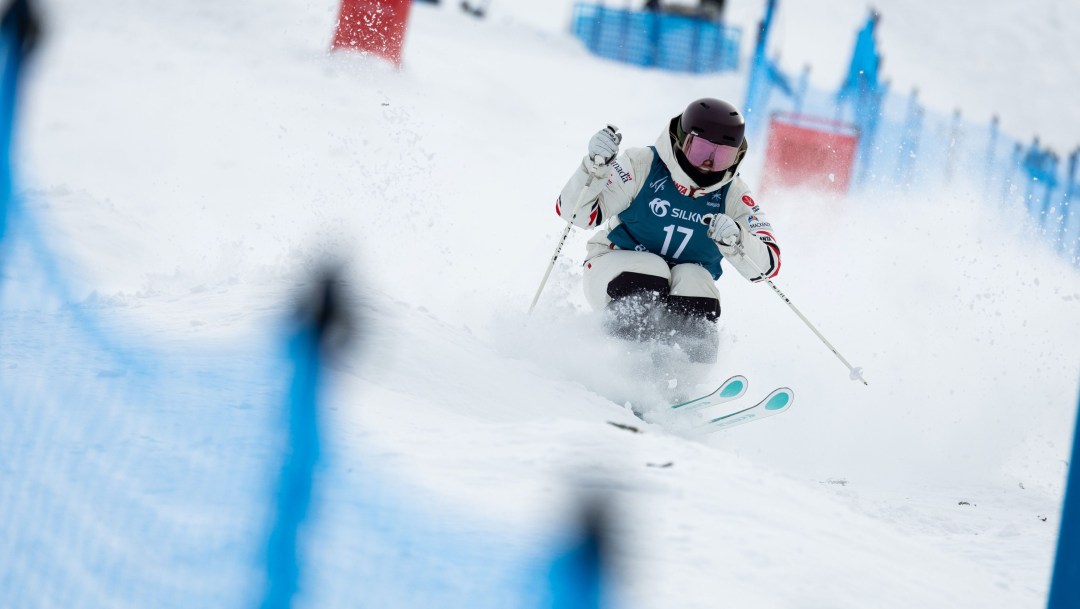 Laurianne Desmarais-Gilbert competing