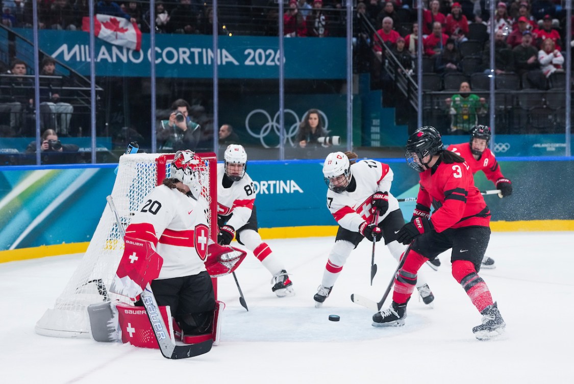 Jocelyne Larocque goes to the net