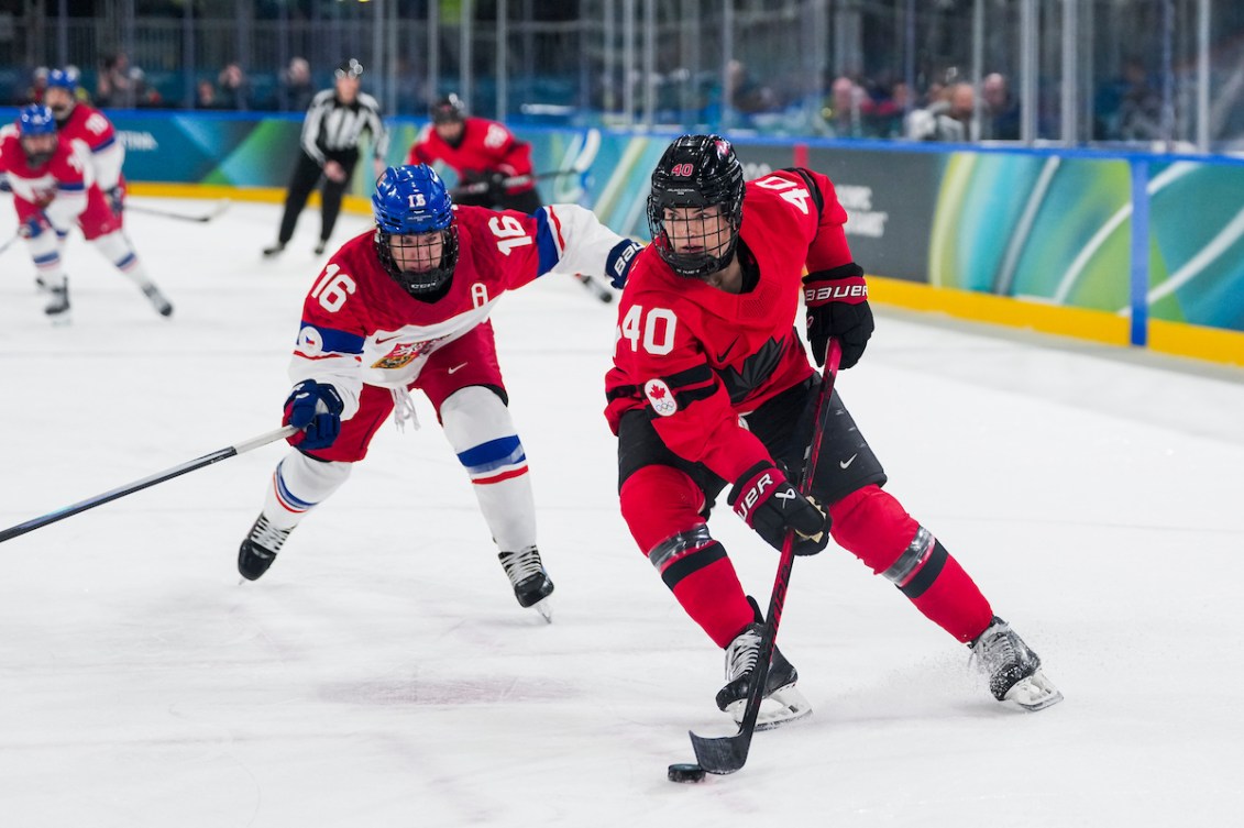 Blayre Turnbull plays the puck against Katerina Mrazova