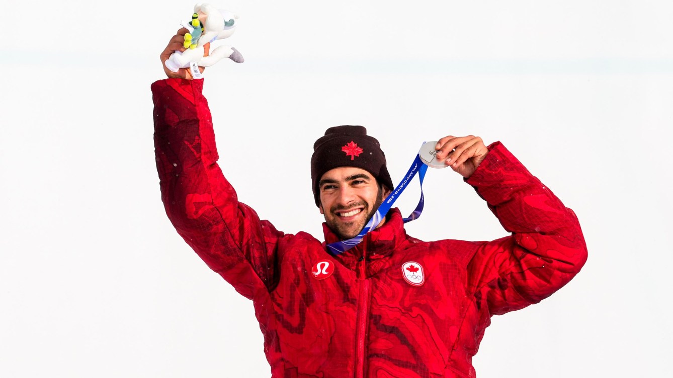 Eliot Grondin celebrates with his silver medal in men's snowboard cross