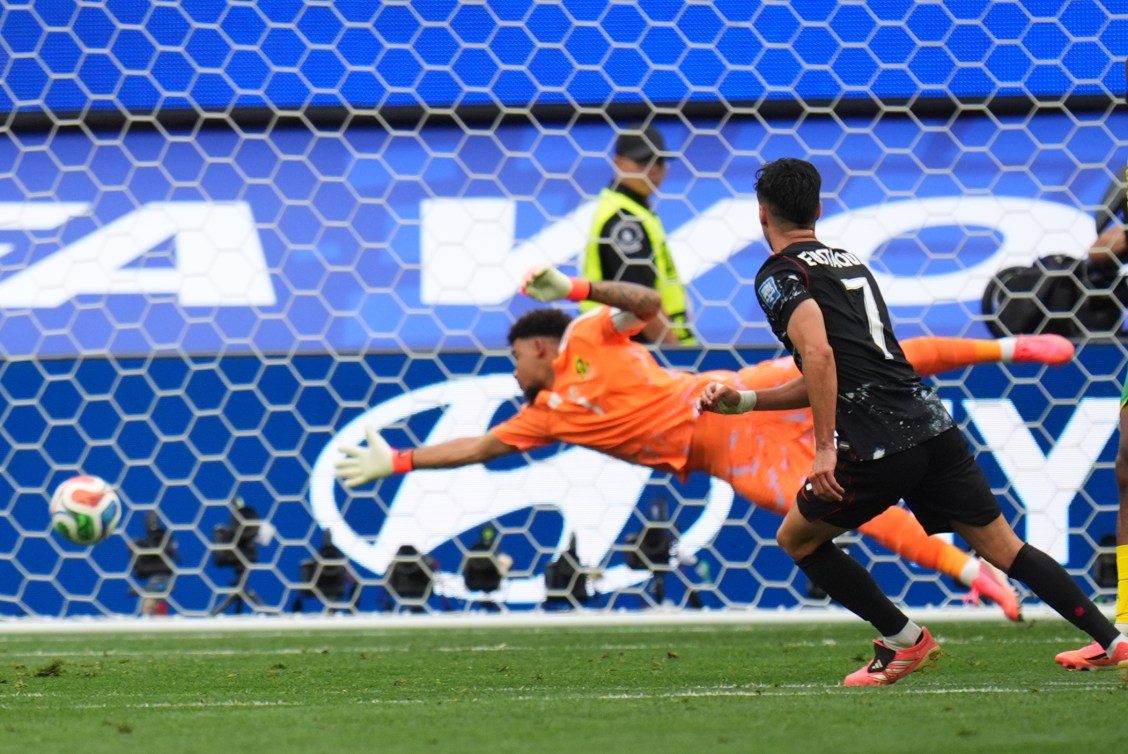 Stephen Eustaquio dari Kanada mencetak gol pada pertandingan sepak bola babak 32 besar Piala Dunia antara Afrika Selatan dan Kanada