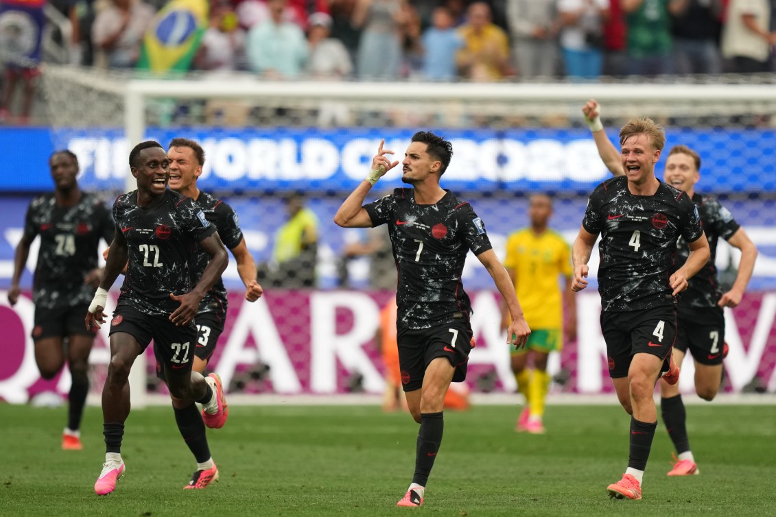 Para pemain Kanada merayakan gol penentu kemenangan